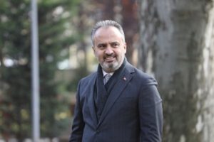 Alinur Aktaş’tan Bursa’nın değerlerine ‘klipli’ tanıtım