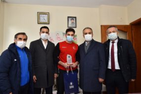 Milli güreşçiye moral ziyareti